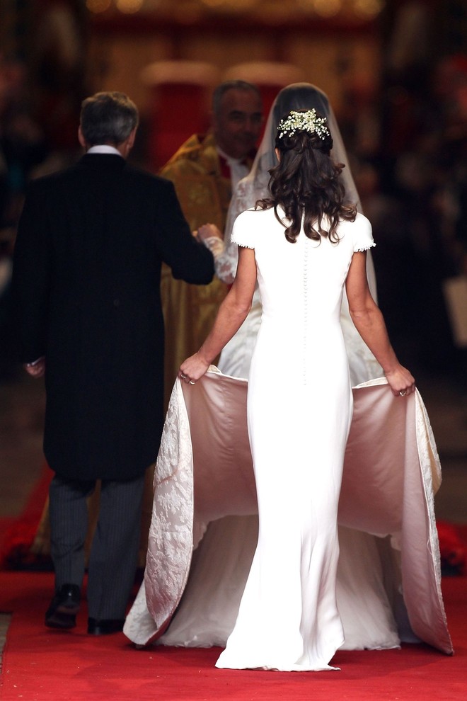 10 điều bí mật làm nên sức hút vượt trời gian của mẫu váy cưới mà Công nương Kate mặc  - Ảnh 4.