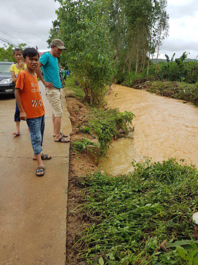 Nghệ An: Đưa cháu đến trường, hai cô cháu bị lũ cuốn trôi - Ảnh 2.