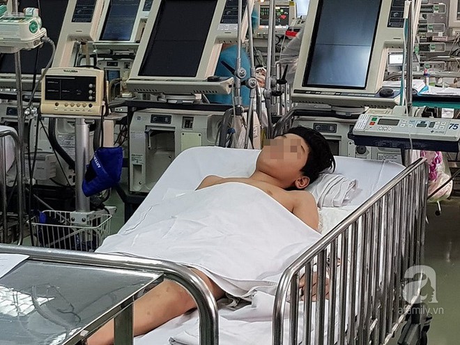 Phú Yên: Bé trai 12 tuổi phải đu cầu thang vào lớp vì khối bướu cực “khủng” chiếm trọn lồng ngực phải - Ảnh 3.