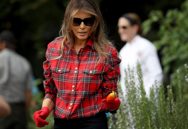 Loạt trang phục gây chú ý của bà Melania Trump: Bộ được khen nức nở, bộ lại bị chê không thương tiếc - Ảnh 5.