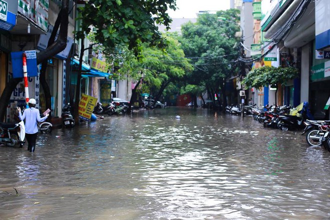 Ảnh hưởng của hoàn lưu bão số 2, Hà Nội mưa lớn, nhiều khu phố đã bị ngập - Ảnh 18.
