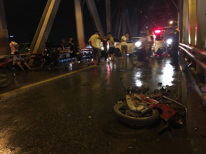 Hà Nội: Tai nạn nghiêm trọng trên cầu Chương Dương khiến 3 người tử vong tại chỗ - Ảnh 3.