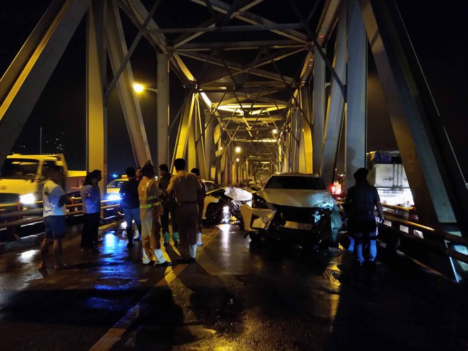 Hà Nội: Tai nạn nghiêm trọng trên cầu Chương Dương khiến 3 người tử vong tại chỗ - Ảnh 2.