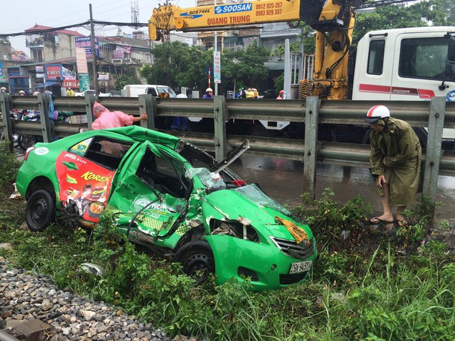 Hà Nội: Chiếc taxi bị tàu hoả kéo lê hơn 20m, tài xế bị thương nặng kẹt lại trong xe - Ảnh 3.