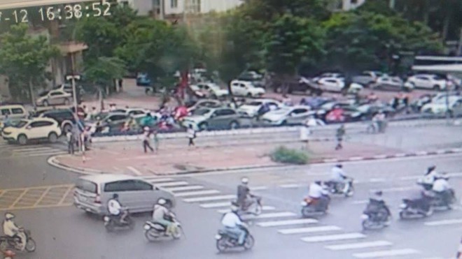 Tình huống dàn cảnh trộm túi xách trên đường phố, nhiều phụ nữ biết rồi vẫn khó tránh - Ảnh 1. Tình huống dàn cảnh trộm túi xách trên đường phố, nhiều phụ nữ biết rồi vẫn khó tránh - Ảnh 1.