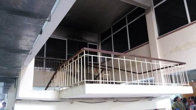 Cháy tại phòng thu tiền Khoa khám bệnh của bệnh viện Bạch Mai: Bệnh nhân đi khám chuyển các khoa khác - Ảnh 4.