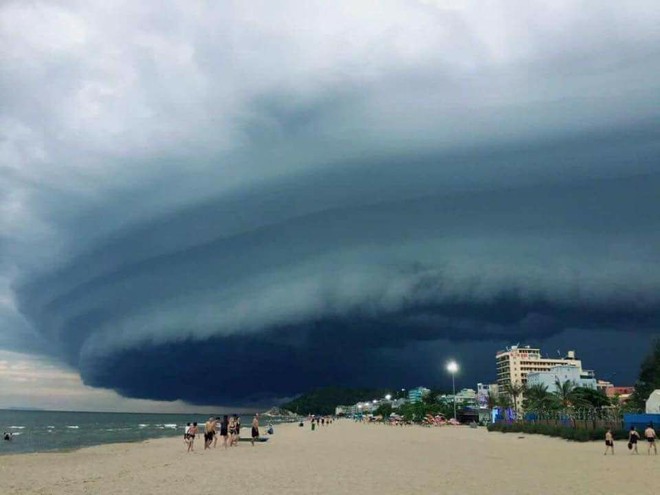 Đám mây kỳ lạ như trong phim Ngày tận thế nuốt chửng biển Sầm Sơn khiến dân tình xôn xao - Ảnh 1.