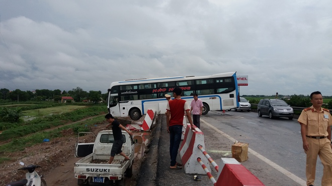 Xe khách lao đầu vào xe tải, hành khách hoảng loạn, cao tốc Pháp Vân-Cầu Giẽ tắc nghẽn kéo dài hàng km - Ảnh 3.