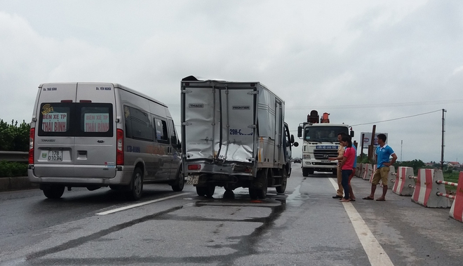 Xe khách lao đầu vào xe tải, hành khách hoảng loạn, cao tốc Pháp Vân-Cầu Giẽ tắc nghẽn kéo dài hàng km - Ảnh 2.