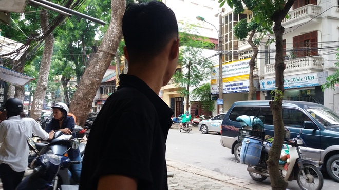 Hà Nội: Cô gái trẻ mang băng vệ sinh dán kín xế hộp vì tài xế đỗ trước cửa hàng - Ảnh 9.