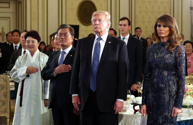 Phu nhân Melania Trump chịu chi hơn 1 tỷ cho váy áo trong chuyến công du 3 nước châu Á - Ảnh 19.