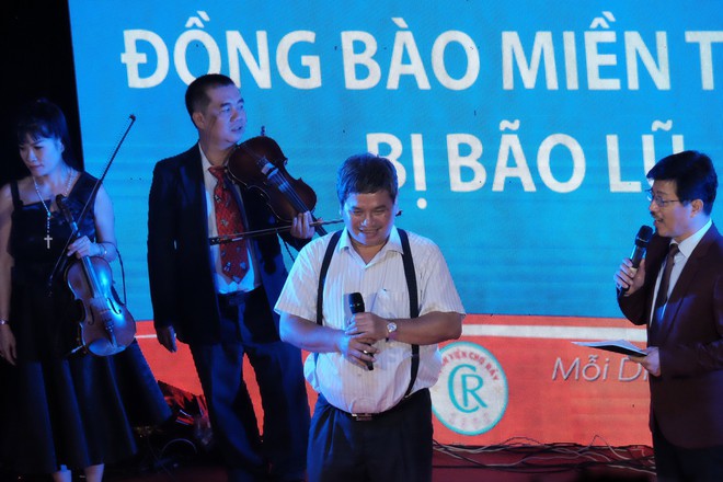 Bằng giọng hát, bác sĩ Sài Gòn quyên được hơn 236 triệu đồng cho người dân miền Trung bão lũ trong chưa đầy 3 giờ - Ảnh 3.