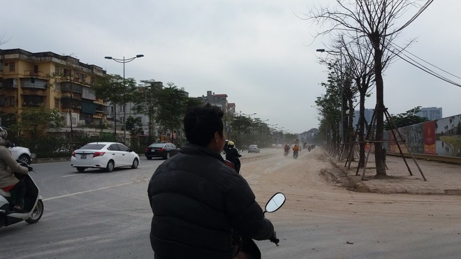 Hà Nội: Bịt mũi, nhắm mắt đi trên đường đẹp nhất Thủ đô vì bụi như sương mù - Ảnh 1.