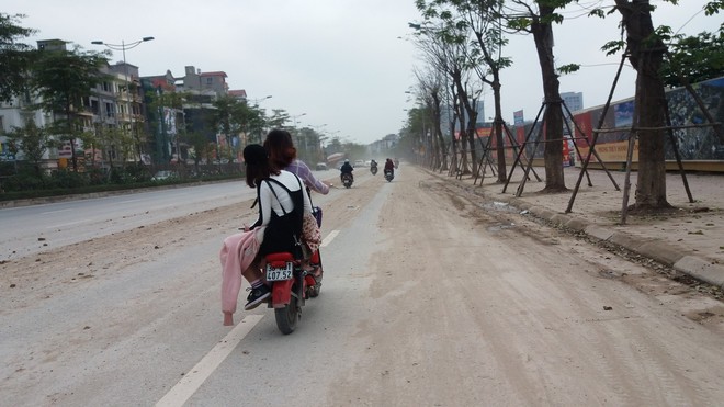 Hà Nội: Bịt mũi, nhắm mắt đi trên đường đẹp nhất Thủ đô vì bụi như sương mù - Ảnh 2.