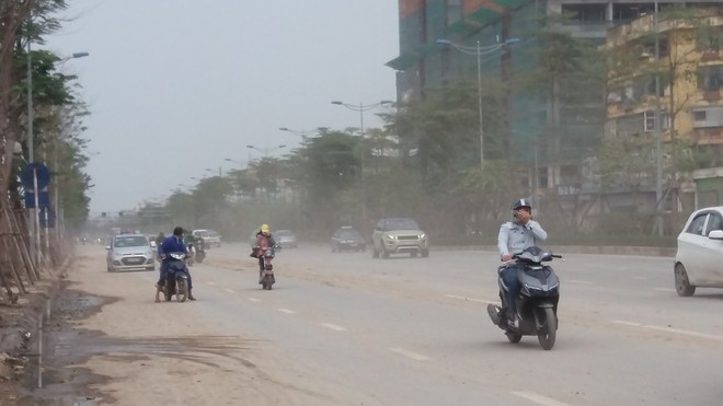 Hà Nội: Bịt mũi, nhắm mắt đi trên đường đẹp nhất Thủ đô vì bụi như sương mù - Ảnh 4.