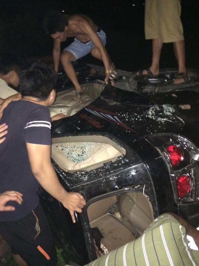 Hải Dương: Người dân bao vây đập phá xe ô tô, bắt giữ nhóm người nghi bắt cóc trẻ em - Ảnh 1.