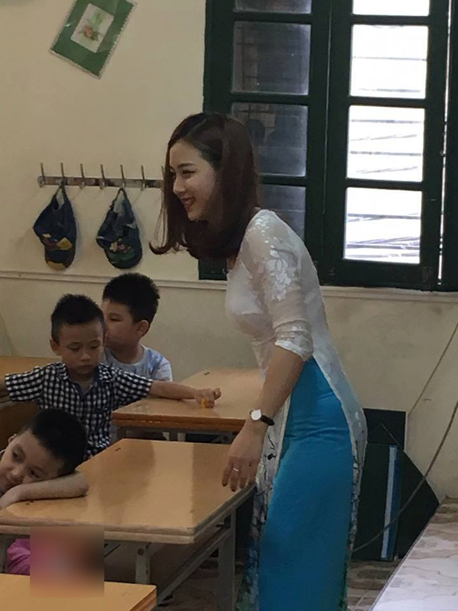 Từ một bức ảnh chụp lén, lộ diện cô giáo tiểu học xinh nhất Vịnh Bắc Bộ đang làm cộng đồng mạng chao đảo - Ảnh 3.