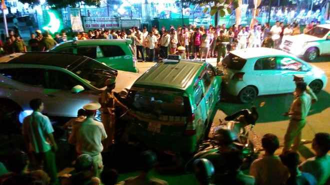 TP.HCM: Trong 1 đêm có 2 vụ tai nạn liên hoàn nghiêm trọng, 15 người thương vong trong đó có 2 trẻ em - Ảnh 1.