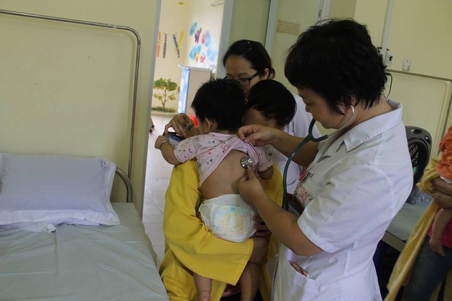 Hà Nội: Báo động tình trạng bệnh nhi nhập viện đột biến do nhiễm trùng đường hô hấp, sốt xuất huyết - Ảnh 3.