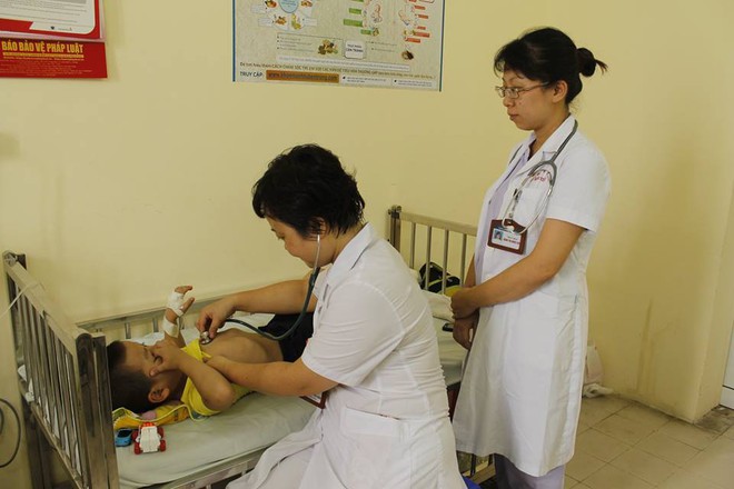 Hà Nội: Báo động tình trạng bệnh nhi nhập viện đột biến do nhiễm trùng đường hô hấp, sốt xuất huyết - Ảnh 2.