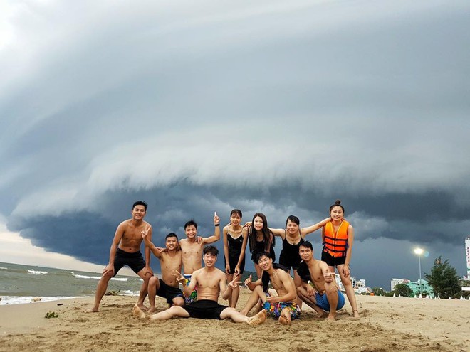 Đám mây kỳ lạ như trong phim Ngày tận thế nuốt chửng biển Sầm Sơn khiến dân tình xôn xao - Ảnh 7.