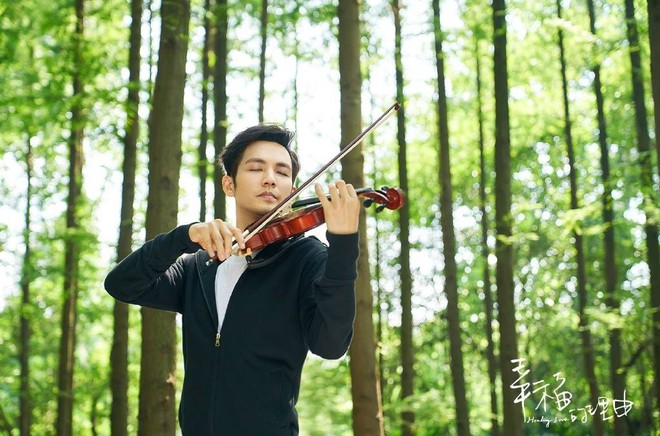 Ngây ngất với cảnh ông chú U40 Chung Hán Lương chơi đàn điệu nghệ - Ảnh 1.