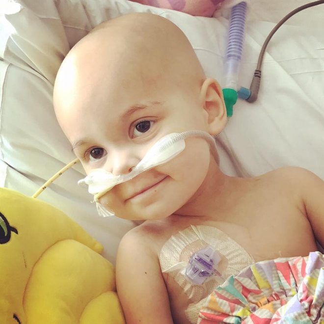 Con gái 2 tuổi bị ung thư trong bệnh viện, người mẹ này đã không thể im lặng trước những việc mà y tá làm - Ảnh 2.