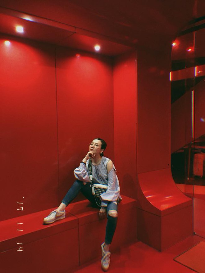 Street style tuần này: Angela Phương Trinh diện váy ôm già chát, Kỳ Duyên nổi bật vì dát hàng hiệu từ đầu tới chân - Ảnh 9. Street style tuần này: Angela Phương Trinh diện váy ôm già chát, Kỳ Duyên nổi bật vì dát hàng hiệu từ đầu tới chân - Ảnh 9.