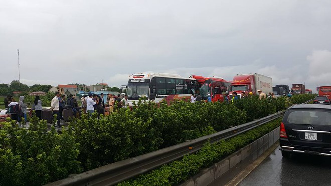 Tai nạn nghiêm trọng trên cao tốc Pháp Vân - Cầu Giẽ hơn 10 người bị thương - Ảnh 1.