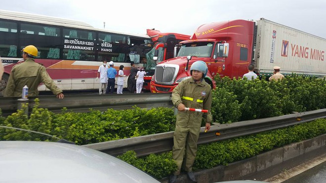 Tai nạn nghiêm trọng trên cao tốc Pháp Vân - Cầu Giẽ hơn 10 người bị thương - Ảnh 2.