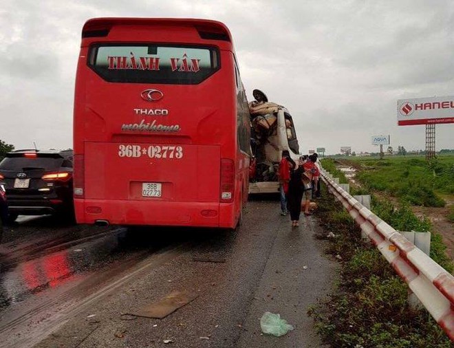 Tai nạn nghiêm trọng trên cao tốc Pháp Vân - Cầu Giẽ hơn 10 người bị thương - Ảnh 3.