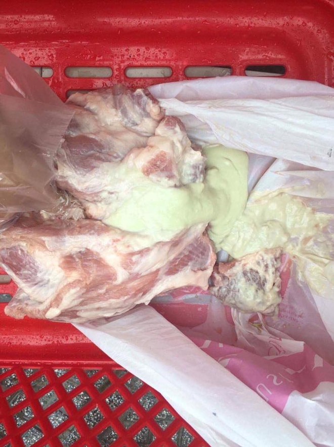 Phát hiện ổ mủ chảy ra từ miếng thịt trong bếp ăn của một trường học ở Hưng Yên - Ảnh 3.