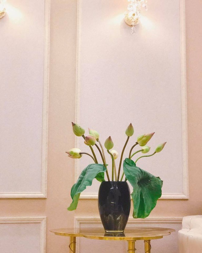 Ngắm căn hộ góc nào cũng lãng mạn và ngọt ngào với hoa tươi của hoa hậu Phạm Hương - Ảnh 6.