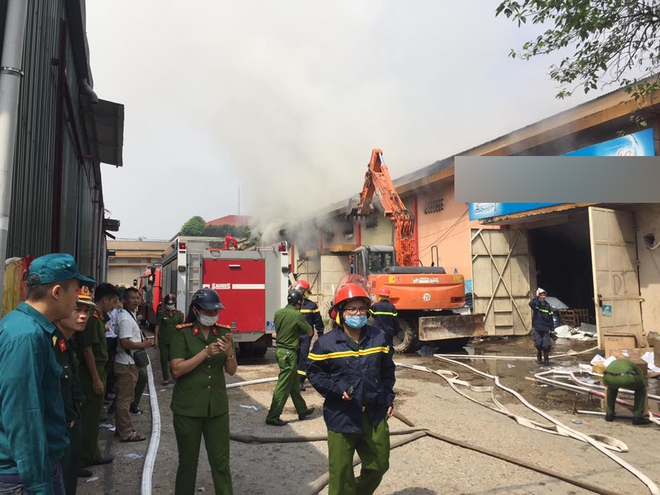 Hà Nội: Cháy lớn tại kho thuộc cảng Bạch Đằng nhiều công nhân hoảng loạn bỏ chạy - Ảnh 4.