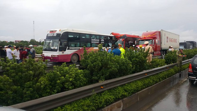 Tai nạn nghiêm trọng trên cao tốc Pháp Vân - Cầu Giẽ hơn 10 người bị thương - Ảnh 6.