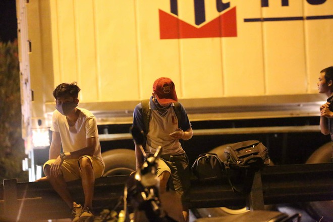 Hà Nội: Cao tốc trên cao tắc nghẽn kéo dài hàng km, người dân vạ vật chờ xe về quê giữa đêm - Ảnh 10.
