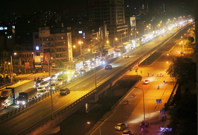Hà Nội: Cao tốc trên cao tắc nghẽn kéo dài hàng km, người dân vạ vật chờ xe về quê giữa đêm - Ảnh 6.