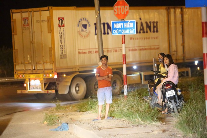 Hà Nội: Cao tốc trên cao tắc nghẽn kéo dài hàng km, người dân vạ vật chờ xe về quê giữa đêm - Ảnh 9.