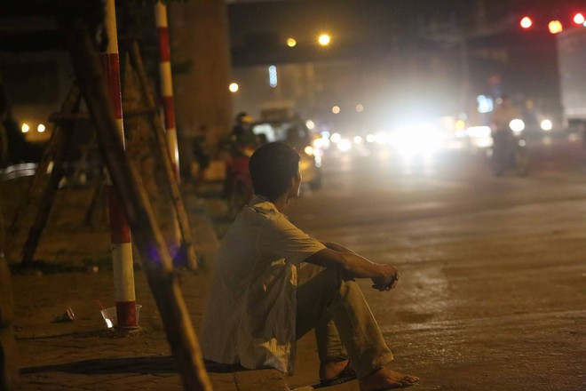 Hà Nội: Cao tốc trên cao tắc nghẽn kéo dài hàng km, người dân vạ vật chờ xe về quê giữa đêm - Ảnh 8.