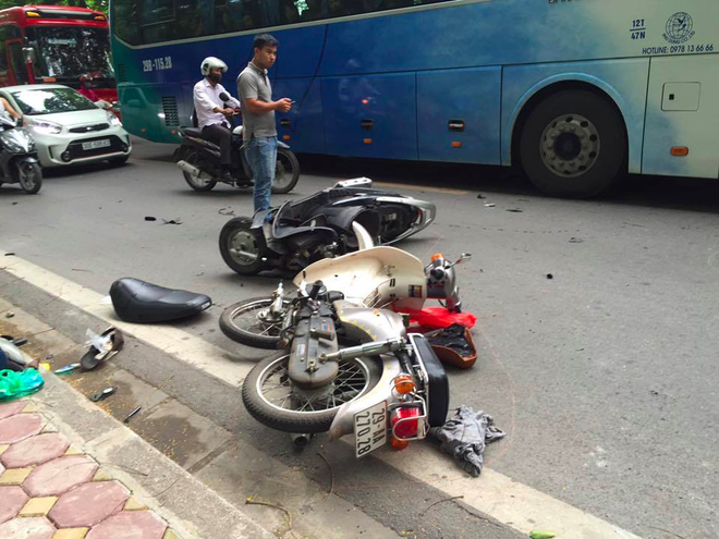 Hà Nội: Tai nạn liên hoàn trên phố Hoàng Hoa Thám, 1 người nhập viện cấp cứu - Ảnh 2.