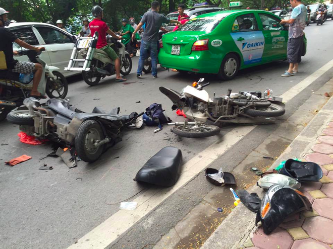 Hà Nội: Tai nạn liên hoàn trên phố Hoàng Hoa Thám, 1 người nhập viện cấp cứu - Ảnh 1.
