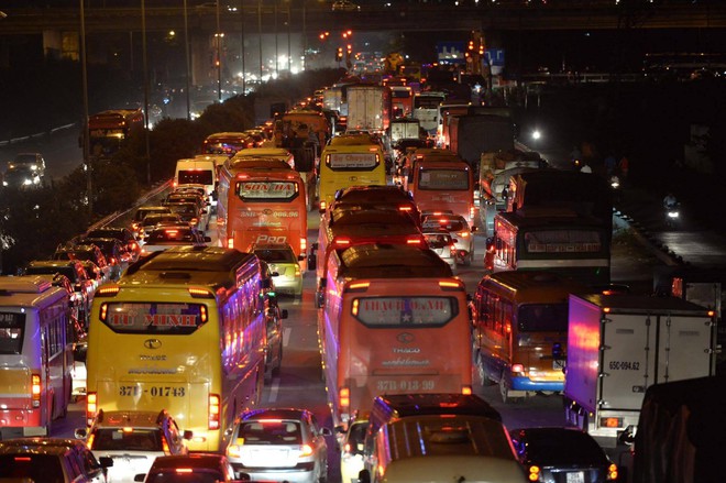 Hà Nội: Cao tốc trên cao tắc nghẽn kéo dài hàng km, người dân vạ vật chờ xe về quê giữa đêm - Ảnh 3.