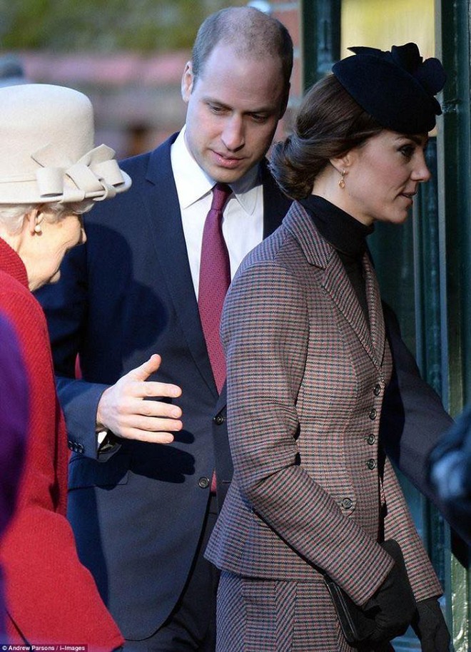 Chẳng bao giờ nắm tay nhau nơi công cộng nhưng Hoàng tử William lại luôn có hành động này với vợ - Ảnh 12.
