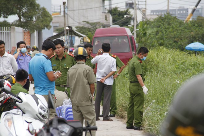 Phát hiện thi thể bé trai sơ sinh bị bỏ rơi trên bãi đất hoang ven Sài Gòn - Ảnh 1.