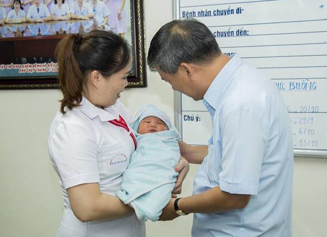 Hà Nội: Bé sơ sinh nặng 4kg bị mẹ bỏ rơi sau khi nhờ người bế giúp để đi vệ sinh - Ảnh 5.