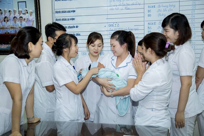 Hà Nội: Bé sơ sinh nặng 4kg bị mẹ bỏ rơi sau khi nhờ người bế giúp để đi vệ sinh - Ảnh 4.