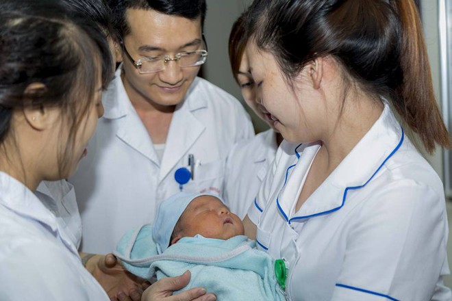 Hà Nội: Bé sơ sinh nặng 4kg bị mẹ bỏ rơi sau khi nhờ người bế giúp để đi vệ sinh - Ảnh 6.