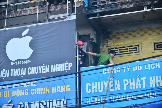 Hà Nội: Căn nhà 2 tầng cháy rụi lúc 3h sáng, cảnh sát PCCC phải cắt khoá để tiếp cận vào bên trong - Ảnh 4.