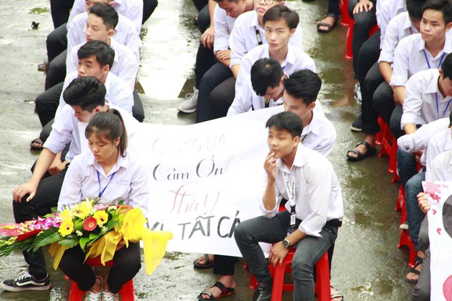 Cuộc chia tay đẫm nước mắt của hàng trăm giao viên, học trò với thầy hiệu trưởng dưới cơn mưa tầm tã - Ảnh 17.