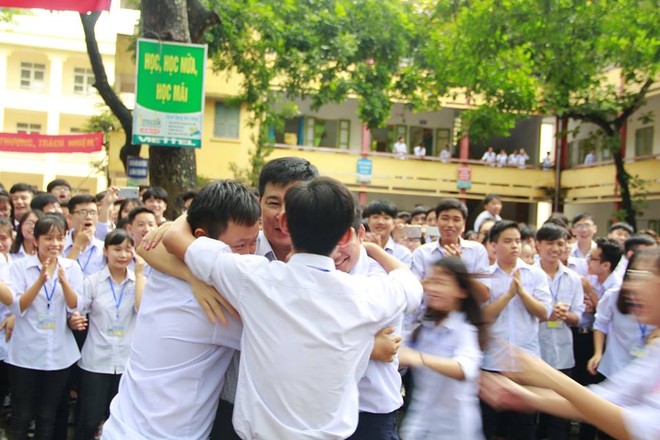 Cuộc chia tay đẫm nước mắt của hàng trăm giao viên, học trò với thầy hiệu trưởng dưới cơn mưa tầm tã - Ảnh 18.